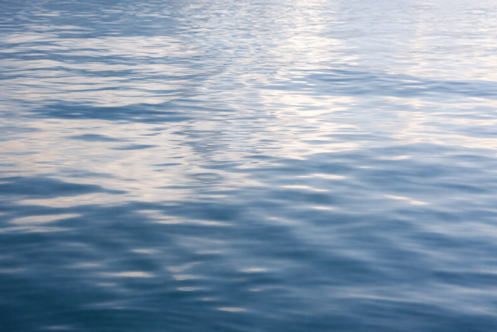 Ruhige Wasseroberfläche als Darstellung dissoziativer Wahrnehmung bei pDIS